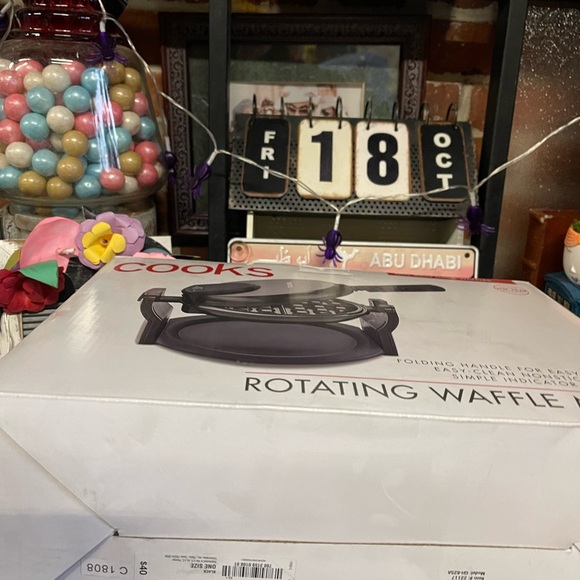 Cooks 180* Rotating Waffle Maker easy clean non stick folding handle NIB - Picture 4 of 5